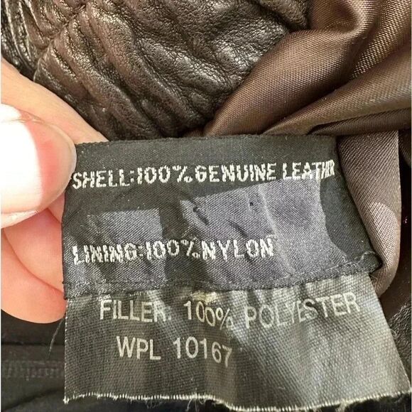 This vintage Metropolitan leather jacket is a must-have for any stylish person. - Picture 7 of 10